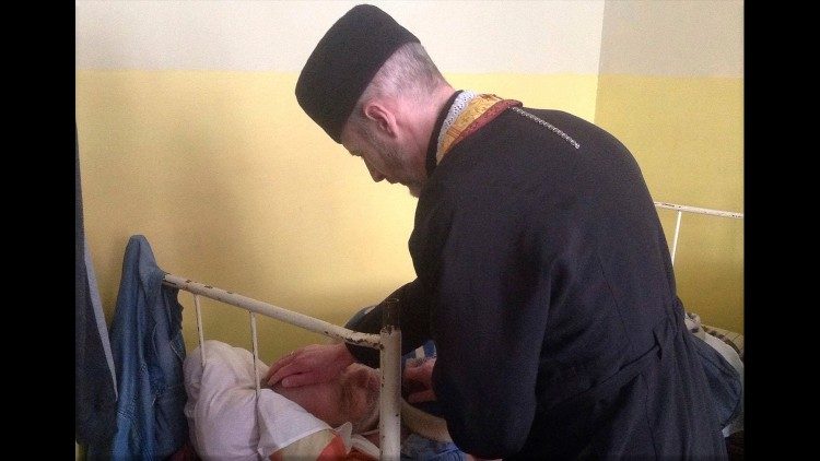 Отець Костянтин Пантелей відвідує хворого