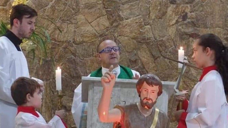 Daniel ajudando na missa