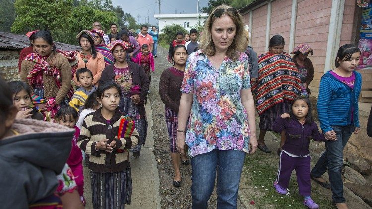 Ines Klissenbauer von Adveniat bei Besuch eines Hilfsprojektes