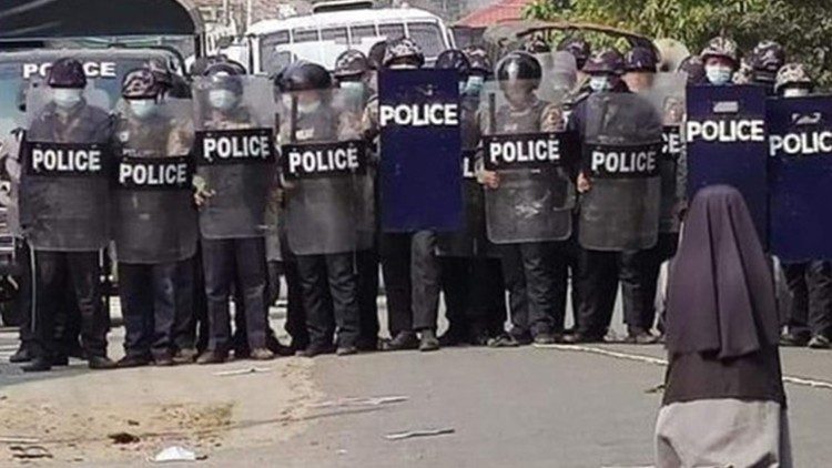 Soeur Ann Nu Thwang, devant les militaires birmans.