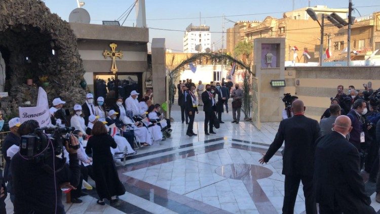 Il Papa riceve l'abbraccio di alcuni giovani disabili