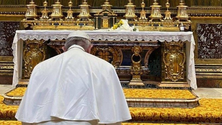 Baba Mtakatifu Francisko mara baada ya kurejea kutoka Iraq amekwenda kutembelea Kanisa kuu la Bikira Maria mkuu lililoko mjini Roma ili kumshukuru Bikira Maria kwa ulinzi na tunza yake ya kimama.