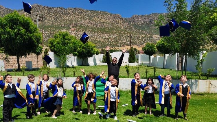 El padre Yousif con los niños