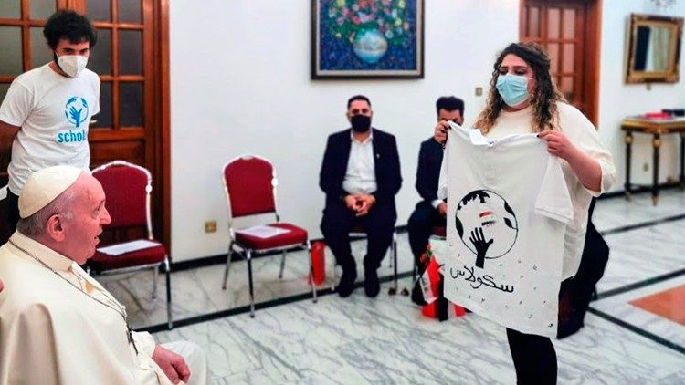 Papa Francesco riceve una maglietta con il logo  Scholas Occurrentes e la sua scritta in arabo.