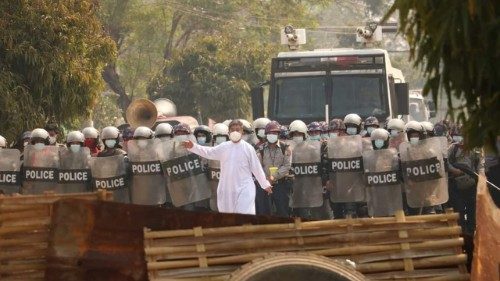 Religiosos vão às ruas e evitam violência em Myanmar