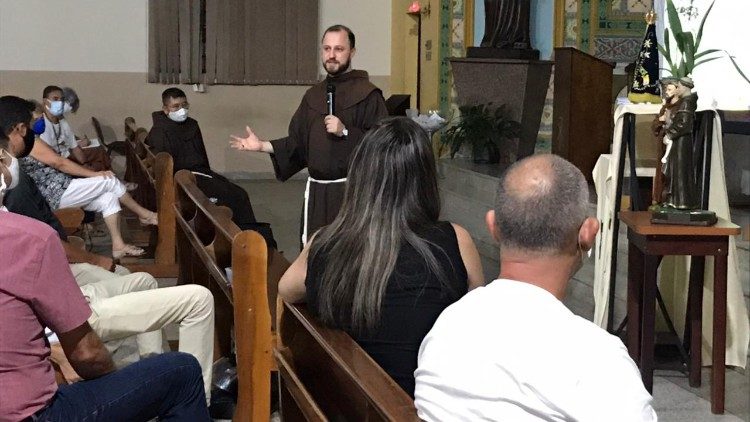 Frei Diego conversa com lideranças