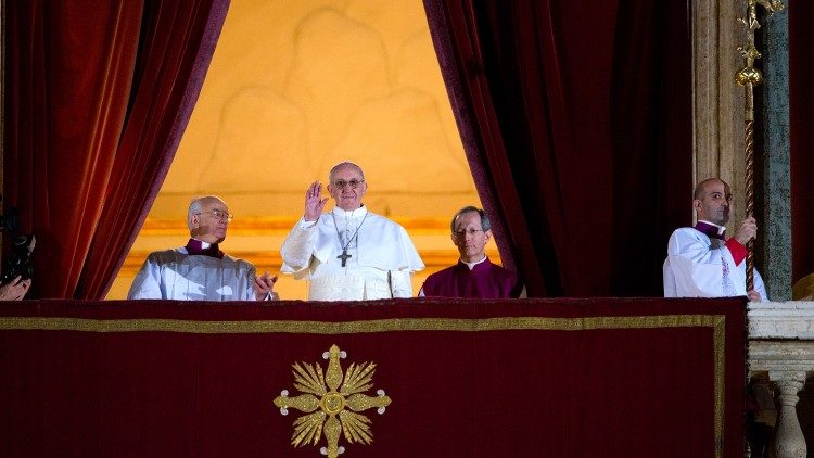 Papa Francesco si affaccia su Piazza San Pietro poco dopo l'elezione a Pontefice