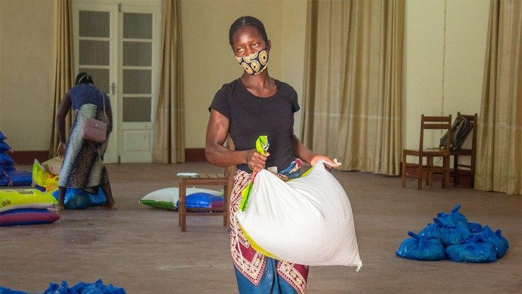 Comissão Justiça e Paz da Beira doa Cesta Básica a famílias carenciadas