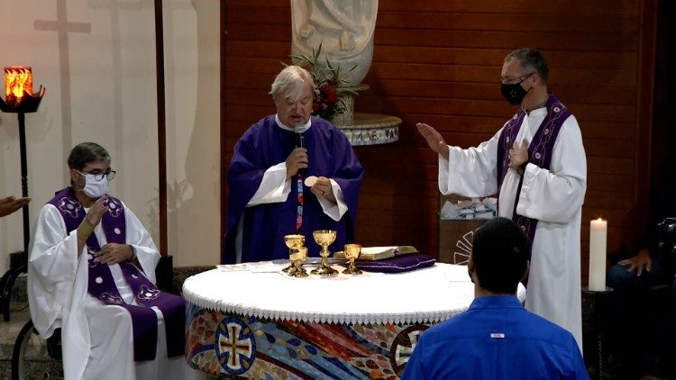 Frei Hans Stapel O.F.M. preside Celebra&ccedil;&atilde;o Eucar&iacute;stica (Reprodu&ccedil;&atilde;o/Fazenda Esperan&ccedil;a)