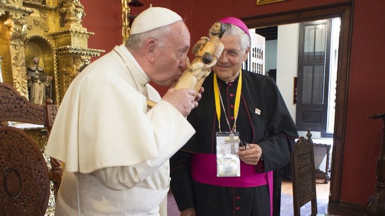 Papa Francisco com imagem de São José em Lima, Peru