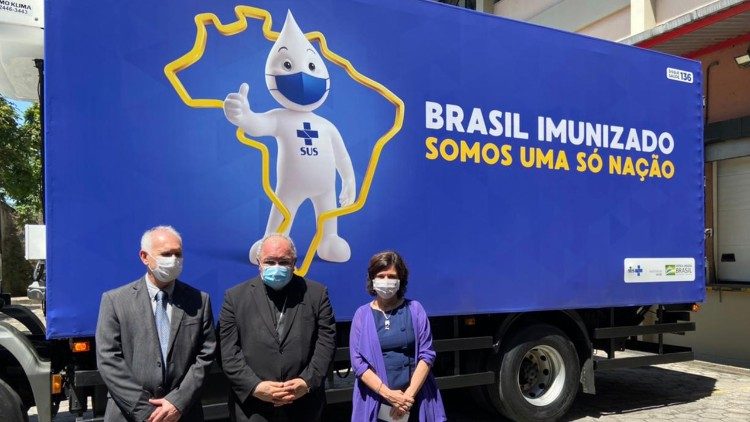 Cardeal Tempesta na entregua das vacinas