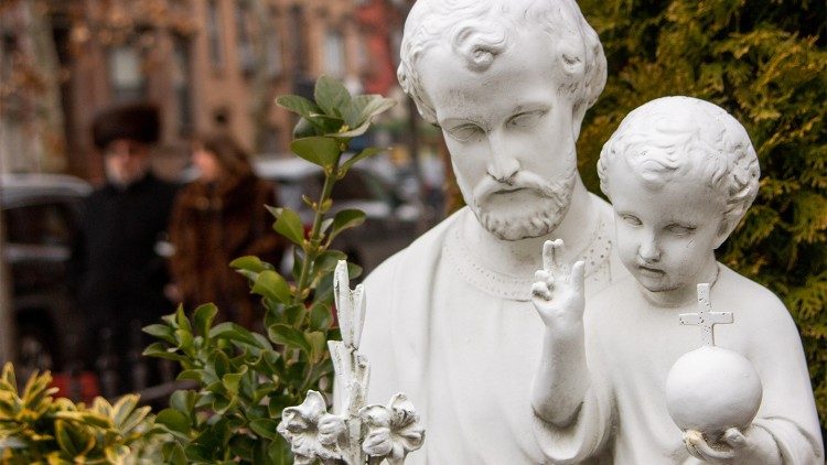  Statua di San Giuseppe, uomo, dice il Papa, che si è lasciato guidare da una sapienza antica e sempre attuale