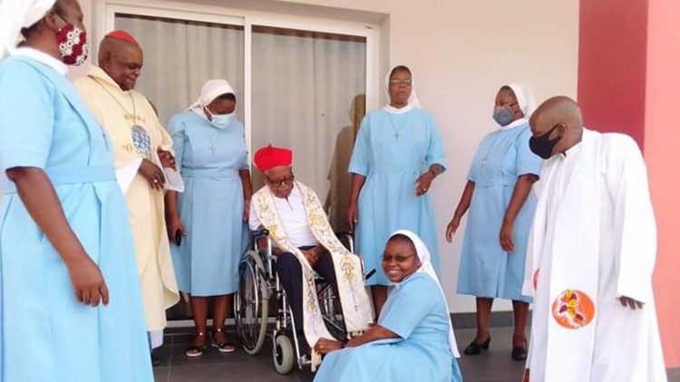 O Cardeal D. Alexandre Maria dos Santos com religiosas da Congregação por ele fundada