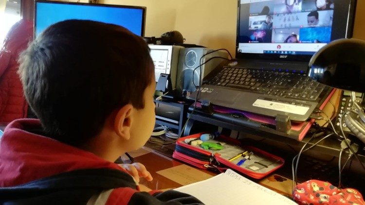 Kinder sollten beim Fernunterricht möglichst begleitet werden 