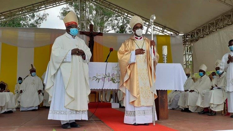 Dom Joaquim Nhanganga Tyombe (D), Bispo da Diocesi di Uíje (Angola)