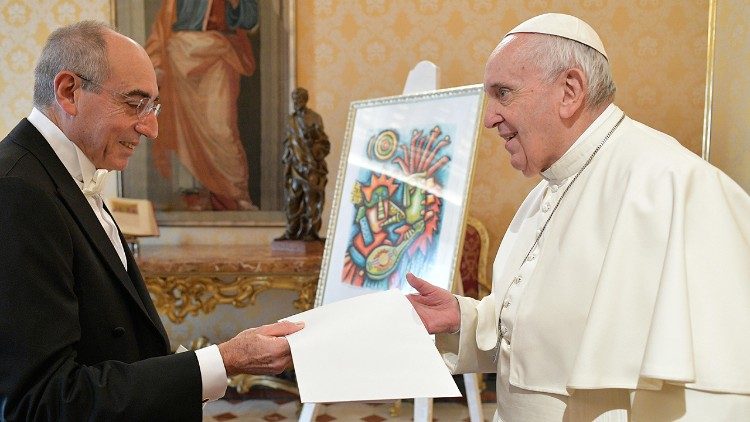 René Juan Mujica Cantelar, Botschafter Kubas beim Heiligen Stuhl, mit Papst Franziskus 