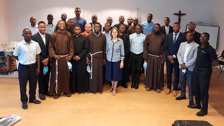 Ir Elizabete leciona Escritos Paulinos para seminaristas