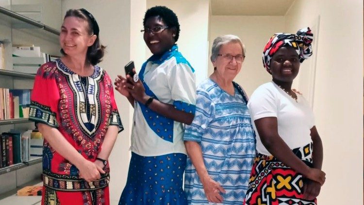 Irmã Elisabete com mulheres africanas