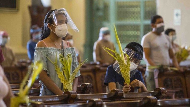 Fieles en la catedral de Lima, Perú