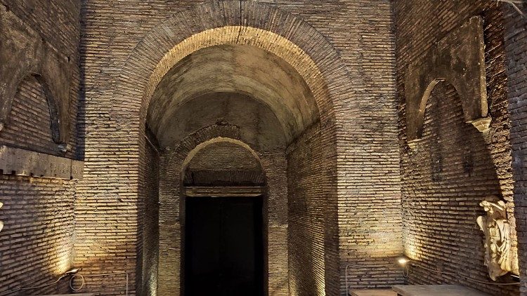 La scalinata coperta di accesso alla basilica