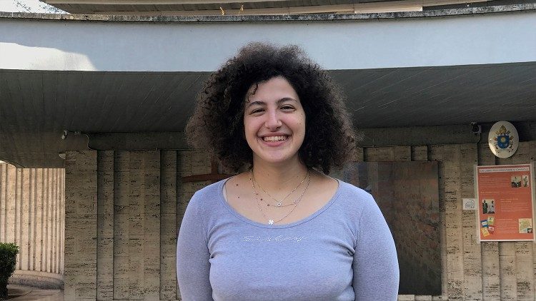  La catechista Irene Intoppa davanti alla chiesa dei Santi martiri dell'Uganda