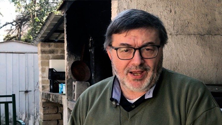 Don Luigi D'Errico, parroco della chiesa dei santi Martiri d'Uganda all Ardeatino