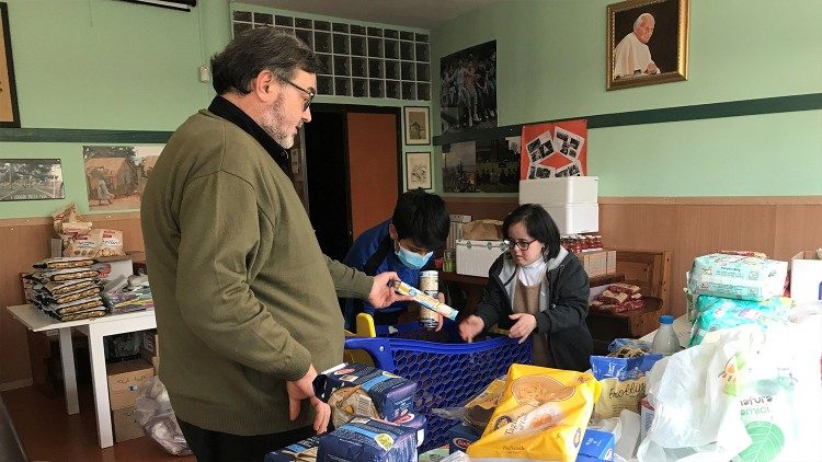 Dustin, don Luigi e Rita riempiono il carrello per una famiglia bisognosa con derrate non deperibili