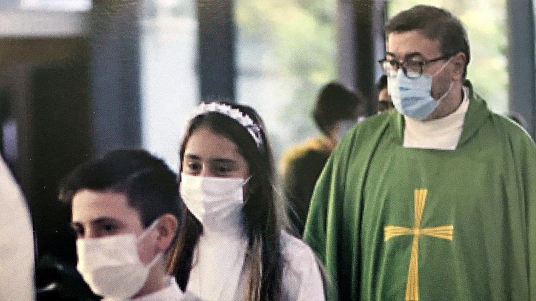 Don Luigi D'Errico nella Messa solenne per i 40 anni della consacrazione della chiesa, nel 2020, in piena pandemia