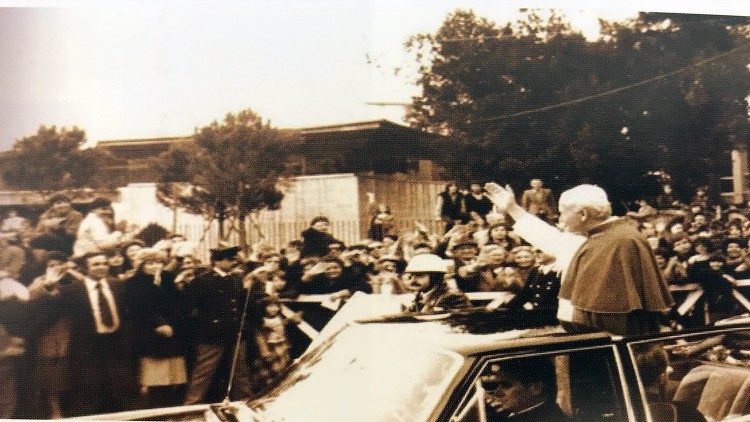San Giovanni Paolo II arriva nella chiesa del Santi Martiri dell'Uganda per la sua consacrazione, il 26 aprile 1980