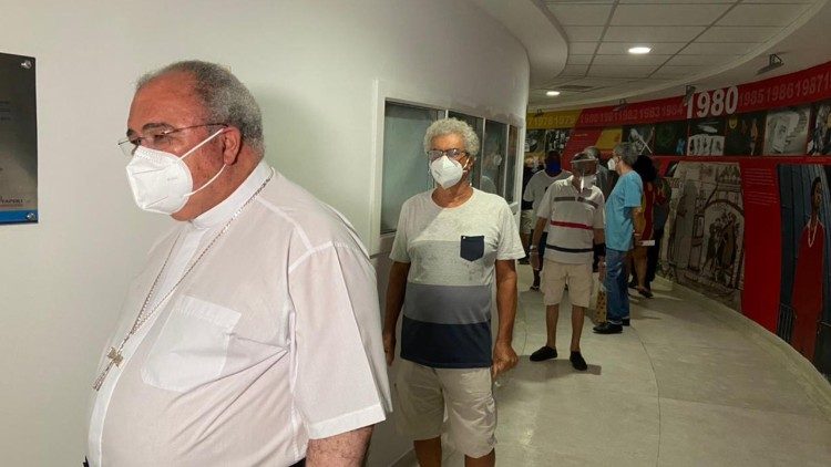 Dom Orani na fila para tomar vacina