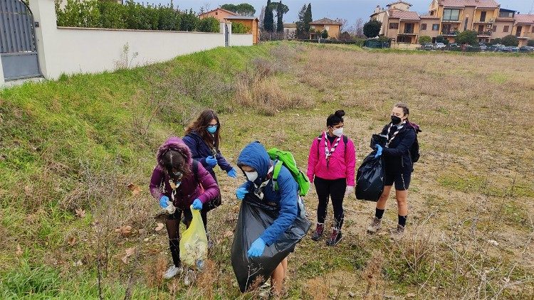 Rover e scolte del Noviziato del Foligno I, nell'attivit&agrave; di pulizia della citt&agrave; dai rifiuti