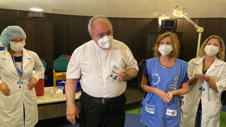 Dom Orani com enfermeiras