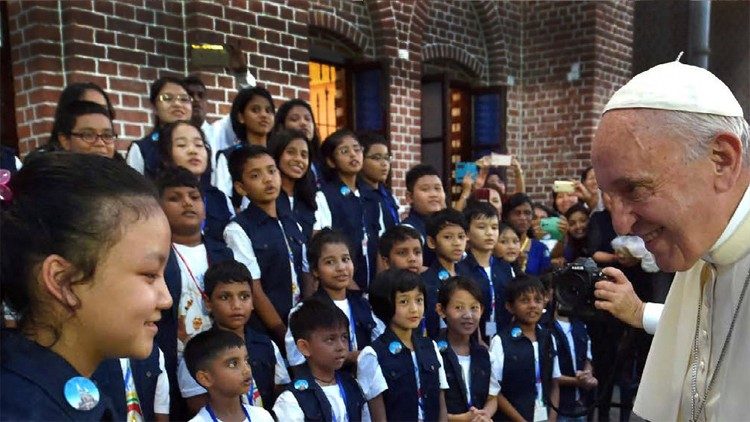 Papa Francesco con un gruppo di bambini