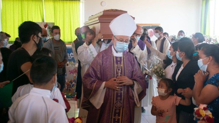 L'ultimo saluto a Nadia della comunità di Nuevo Chimbote