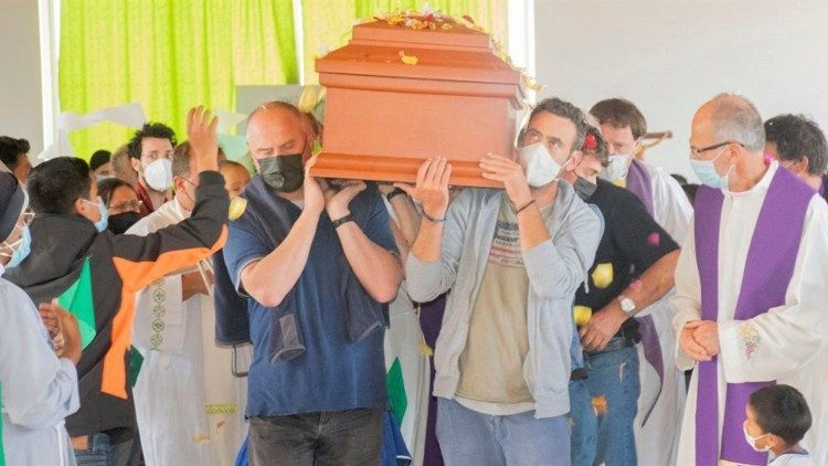 La processione al termine del funerale