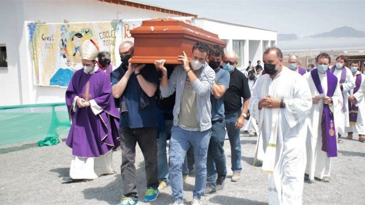 Processione con il feretro di Nadia all'esterno della chiesa de la Asunciòn del la Virgen Maria a Nuevo Chimbote