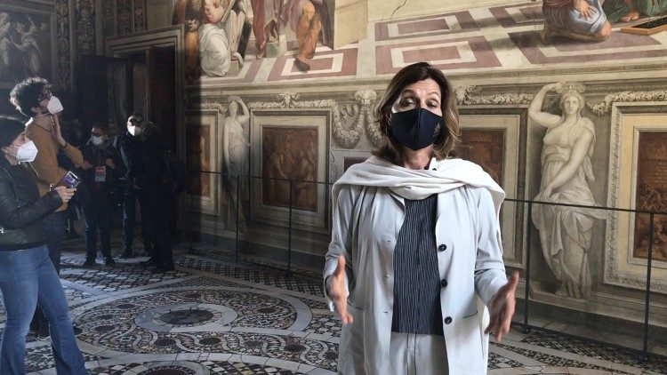 Il direttore Barbara Jatta accoglie i giornalisti nella Stanza della Segnatura di Raffaello