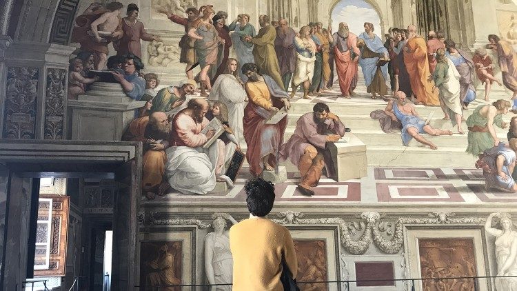 Un visitatore davanti a "La Scuola di Atene" di Raffaello, nella Stanza della Segnatura