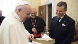 Papa-Francesco-con-il-manoscritto-di-San-Bernardino-da-Siena.jpg