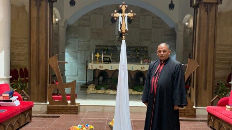 Père Tahtbit dans sa paroisse durant le temps pascal. 