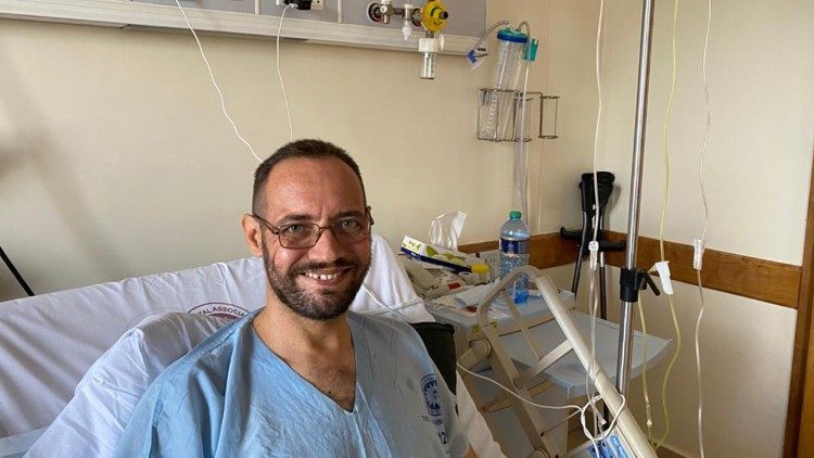 Der designierte Bischof Christian Carlassare im Krankenbett