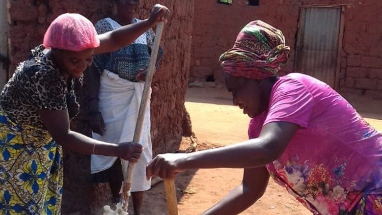 Mulheres africanas preparando alimentos