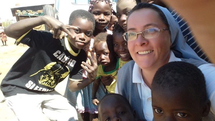 Religiosa com as crianças