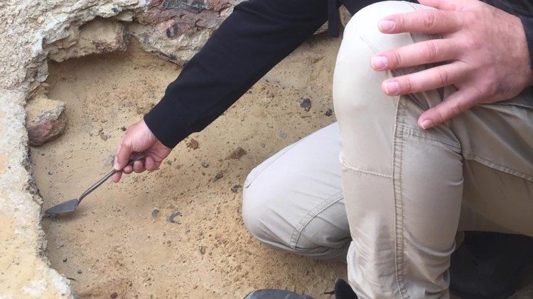 Der Archäologe Ghica zeigt Einzelheiten aus der Fundstelle