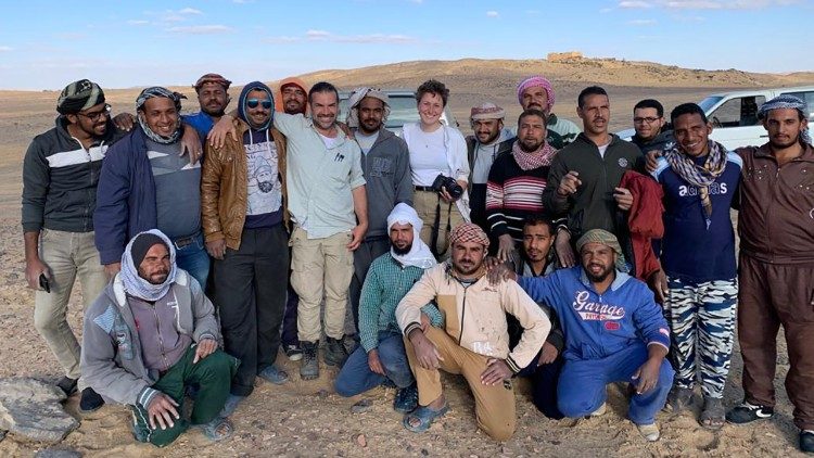 Die Forschergruppe und Helfer bei der Fundstelle in Ägypten