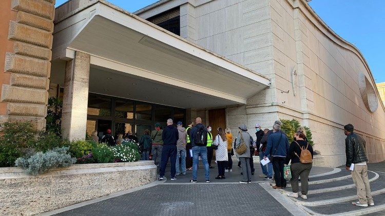 Cepljenje v Vatikanu poteka v atriju dvorane Pavla VI. 