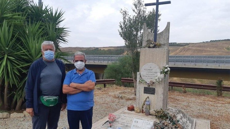 Toni Mira (a sinistra) sul luogo del martirio di Rosario Livatino