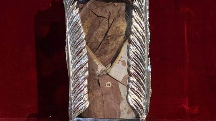 Un particolare della teca con la reliquia della camicia insanguinata indossata da Rosario Livatino il giorno del martirio