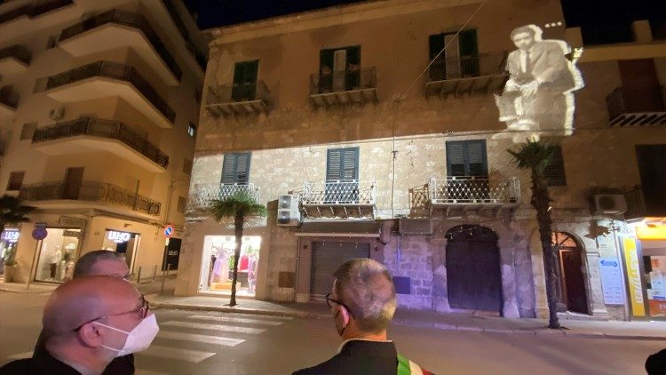 A Canicattì, sulla facciata di casa Livatino, un' installazione luminosa ricorda il giudice martire alla vigilia della beatificazione, foto Carmelo Petrone