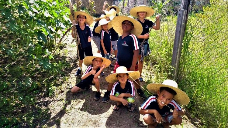 Los niños aprenden a cultivar los huertos en Ciudad Don Bosco